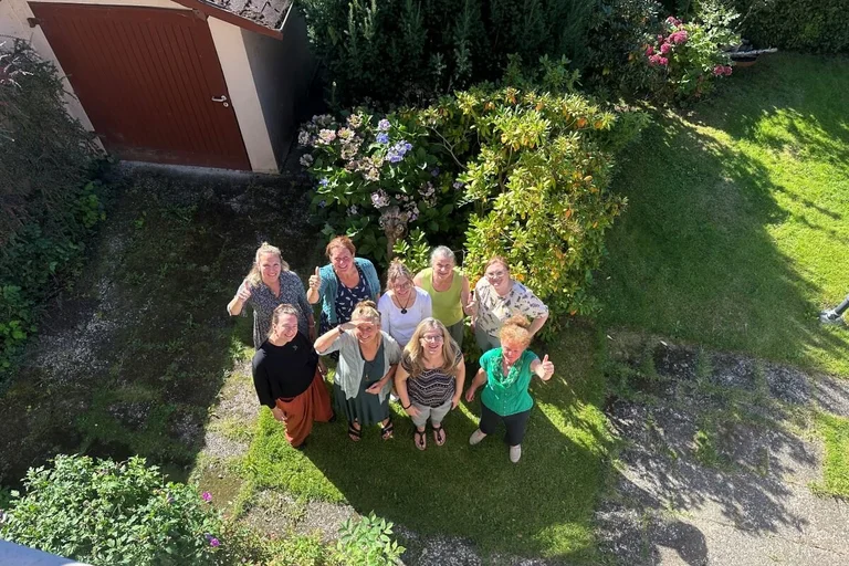 Frauen blicken mit Daumen hoch nach oben