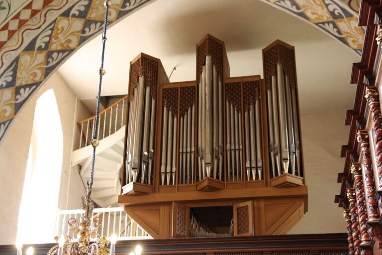 Eine Orgel auf einer Empore