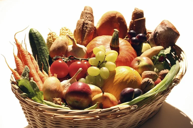 Weidenkorb gefüllt mit Obst und Gemüse