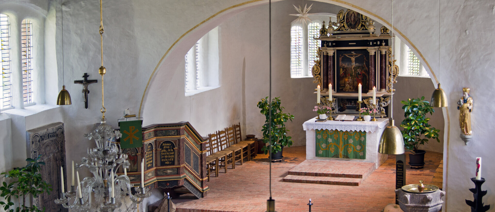 Blick von der Empore in den Innenraum mit Altar von St. Laurentius Ziethen