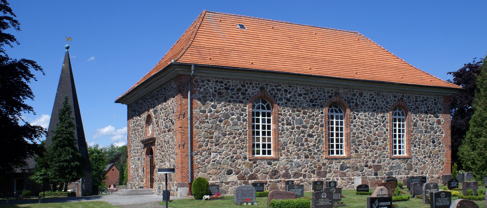 Außenansicht der St.-Andreas-Kirche in Sahms von der Seite