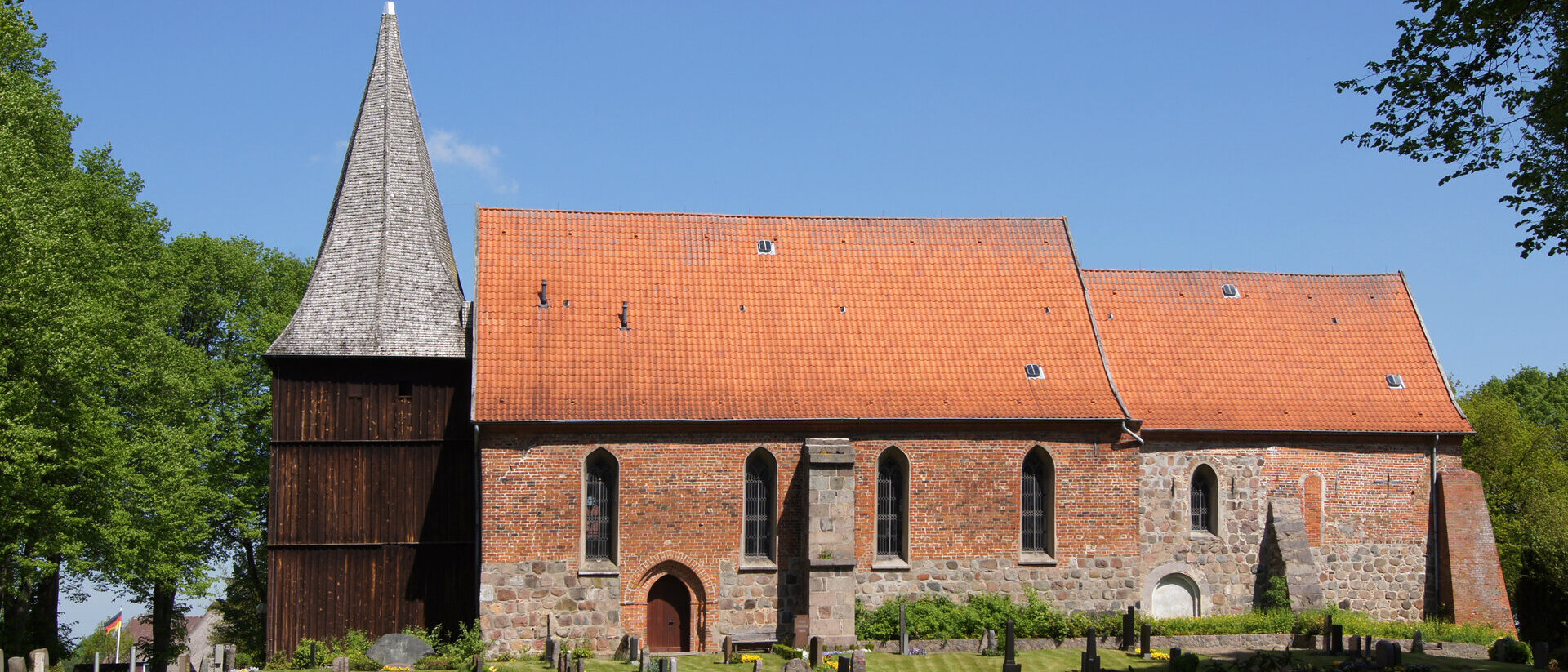 Außenansicht der Maria-Magdalenen-Kirche Mustin von der Seite
