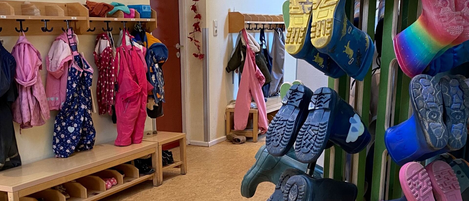 Garderobe und Flurbereich des Kindergartens Aumühle